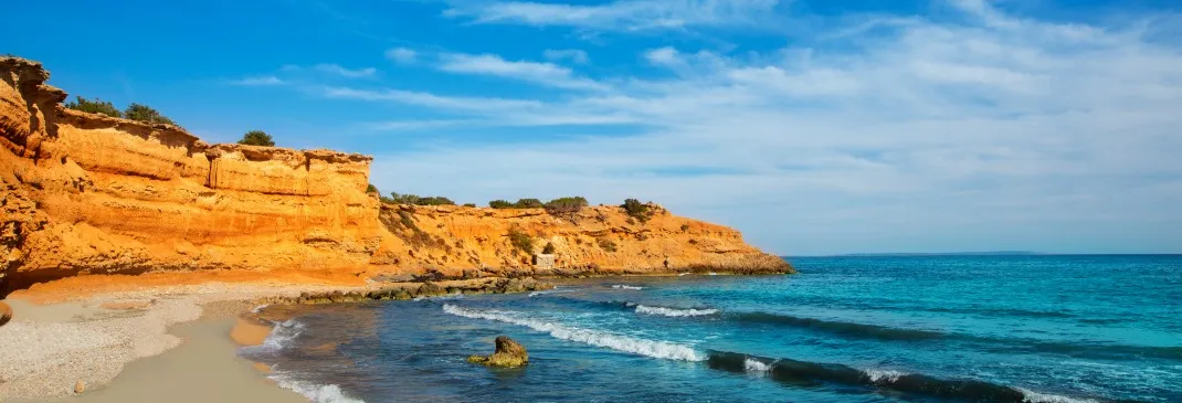 Die Küste von Ibiza am Abend.